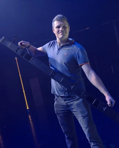 Patrick Slots aan het werk met lichtapparatuur op het podium